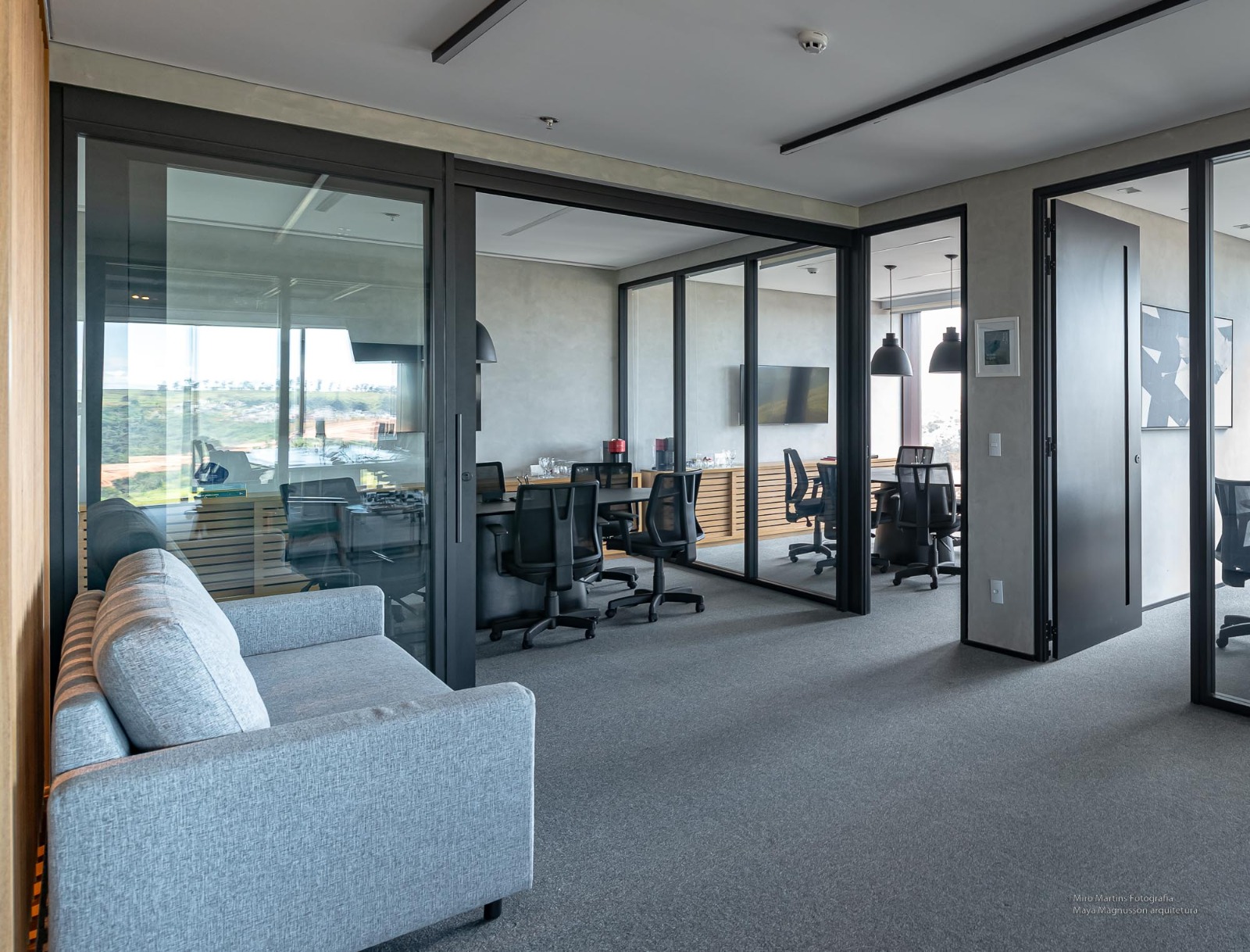 Lounge e salas de reunião envidraçadas do escritório Pace Capital em Campinas