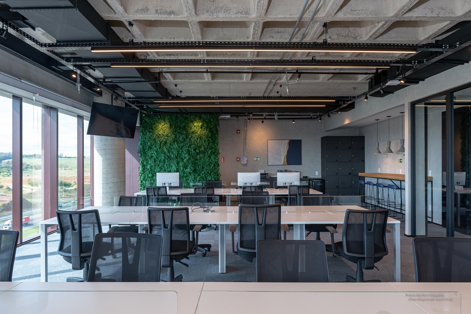 Ambiente corporativo com jardim vertical no escritório Pace Capital em Campinas